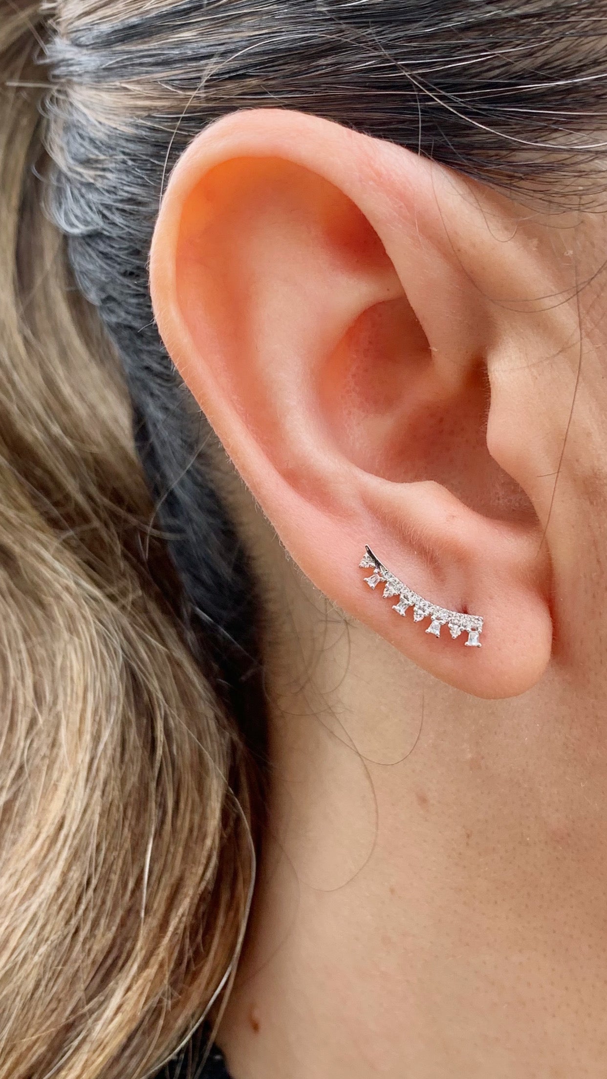 Aretes climbers en oro blanco 14K