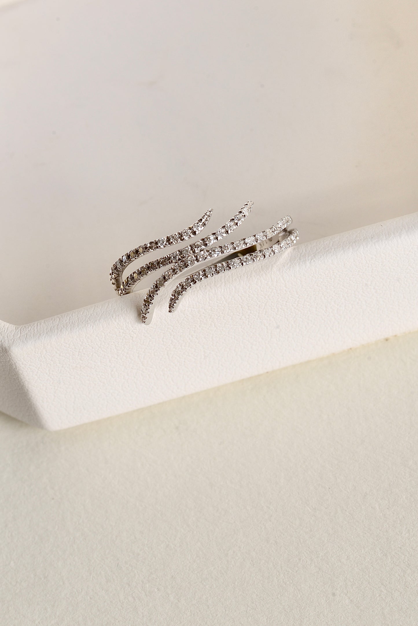 Anillo en oro blanco con diamantes naturales