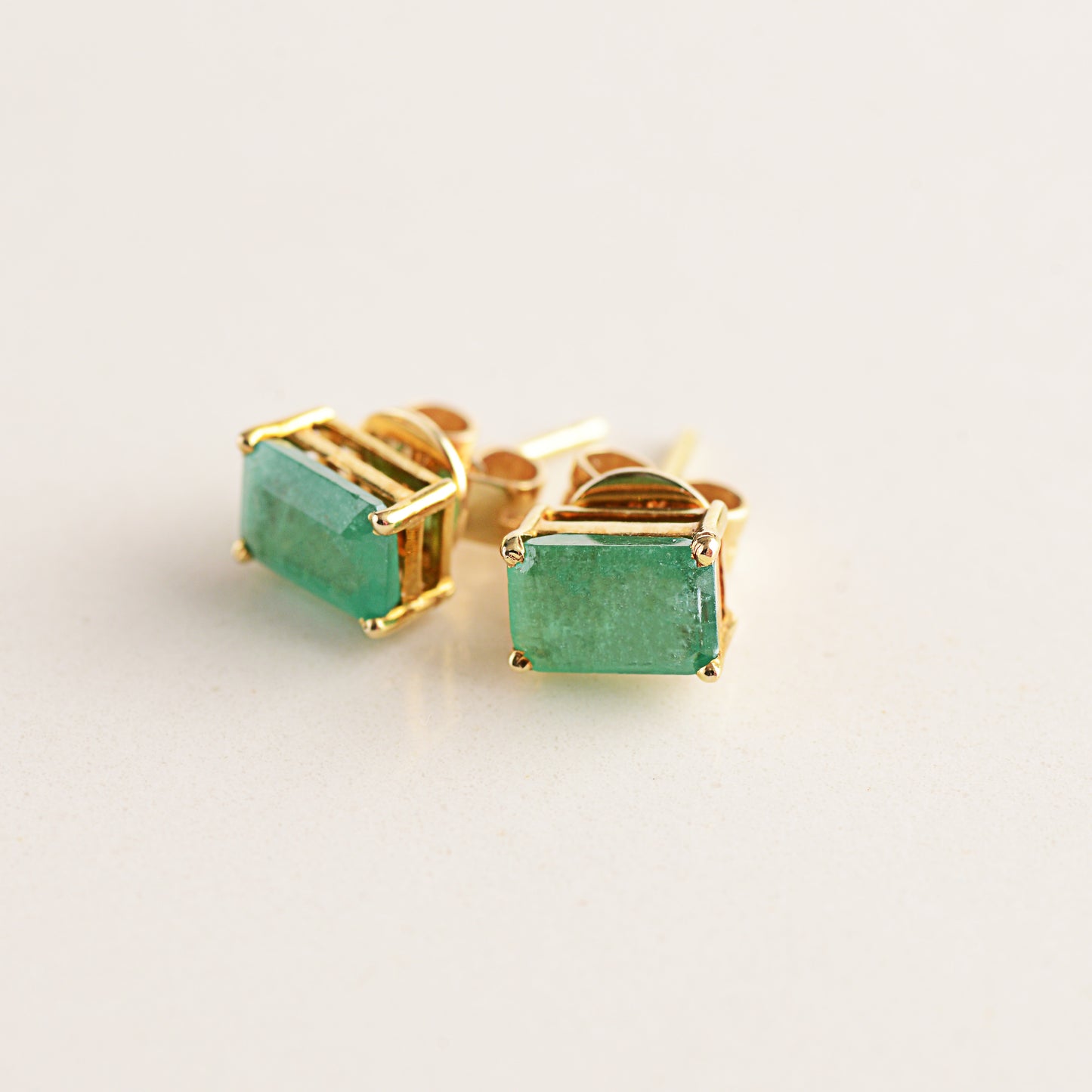 Arete de esmeraldas en oro 14K