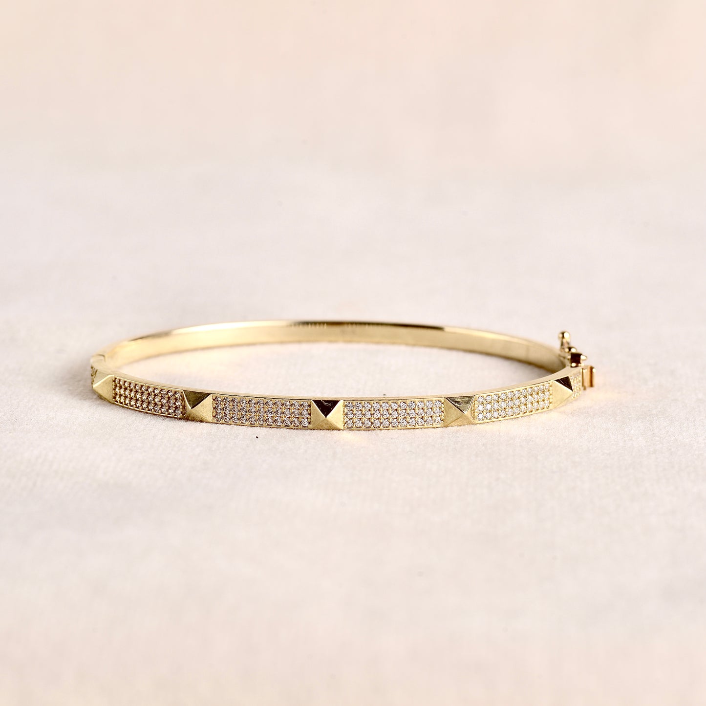 Brazalete con zirconias en oro 10K