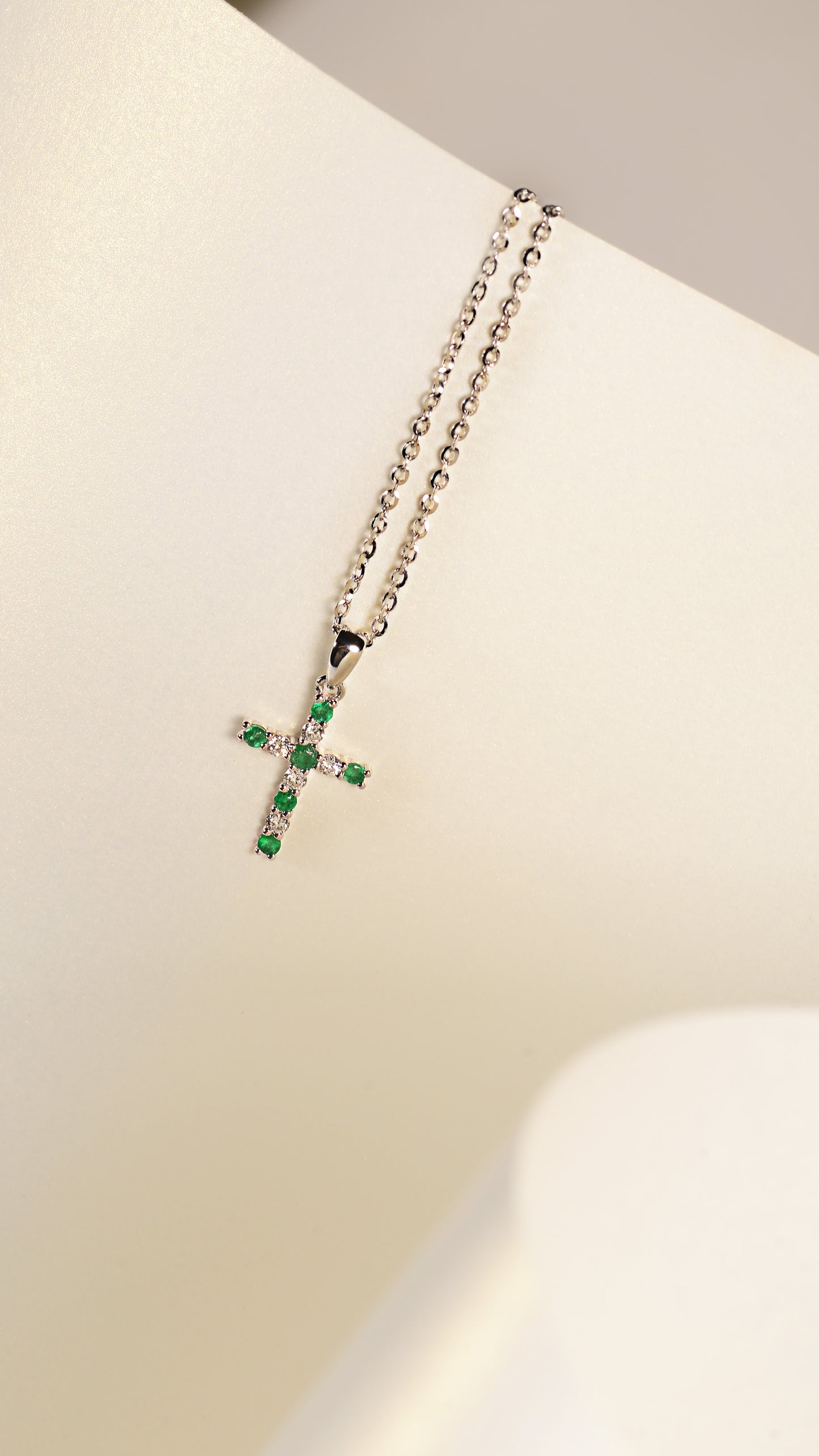 Cruz de Emeraldas y Diamantes en oro blanco 10K