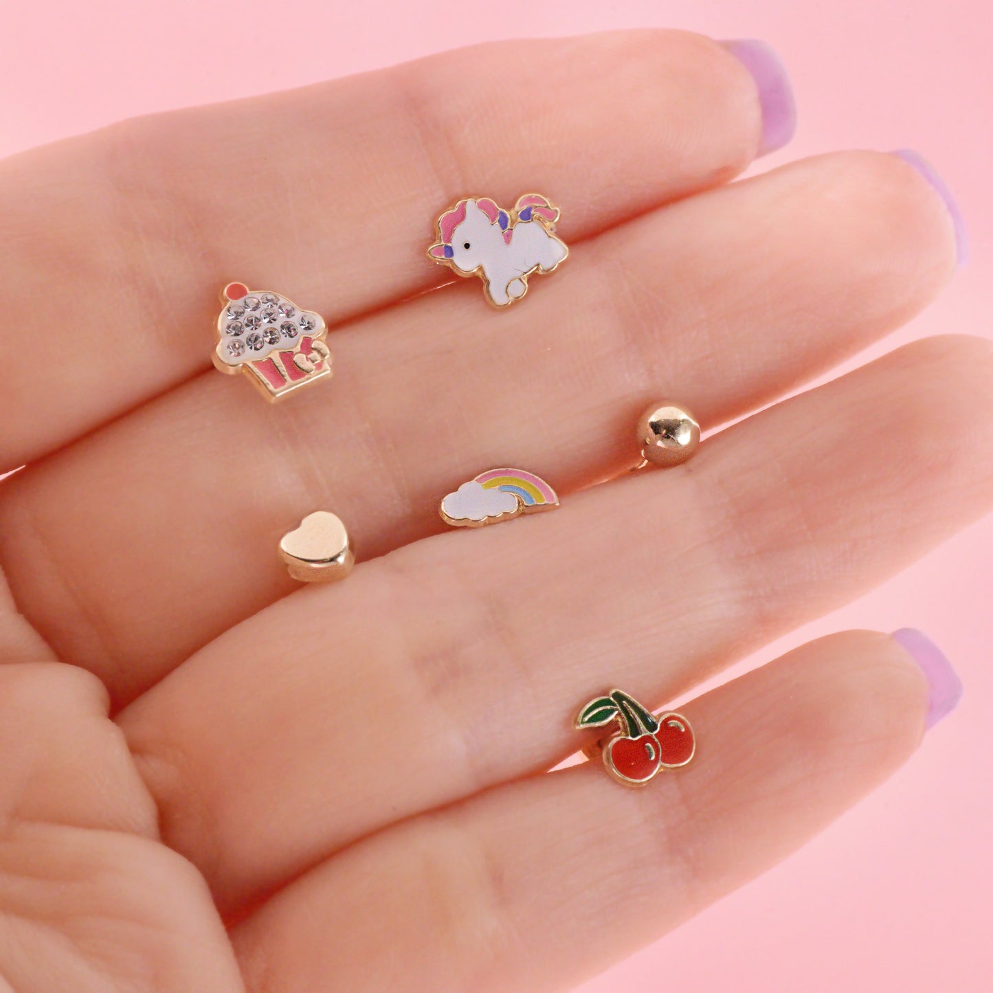 Aretes de cupcake rosa esmaltado y zirconias en oro amarillo de 14K
