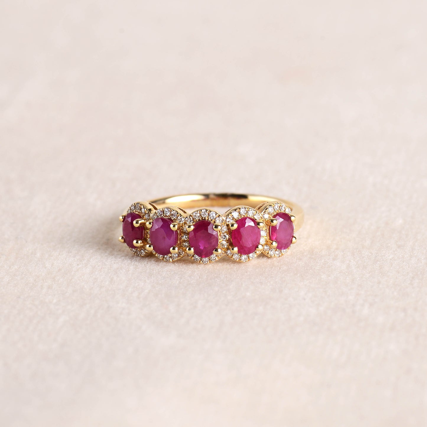 Anillo de Rubíes y Diamantes naturales en oro amarillo 14K