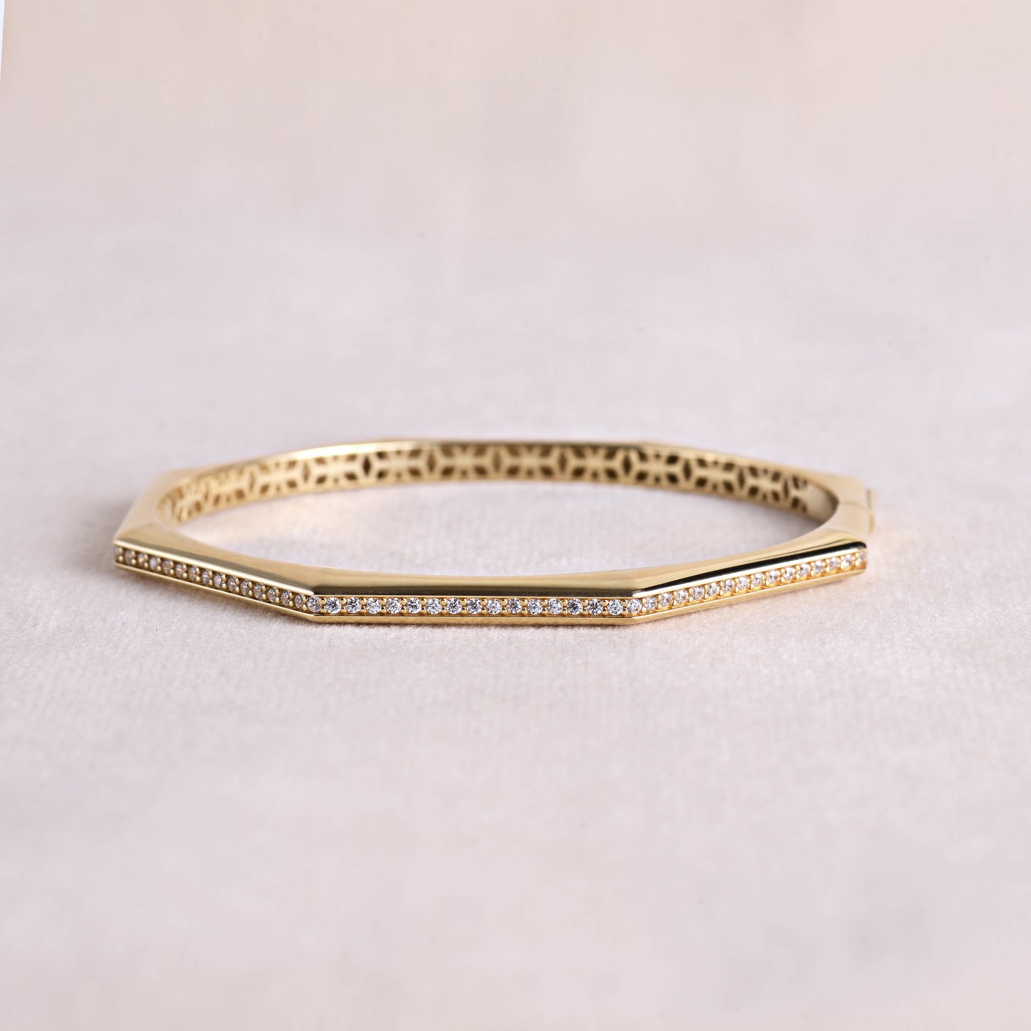Brazalete octagonal con en oro amarillo 10k y zirconias