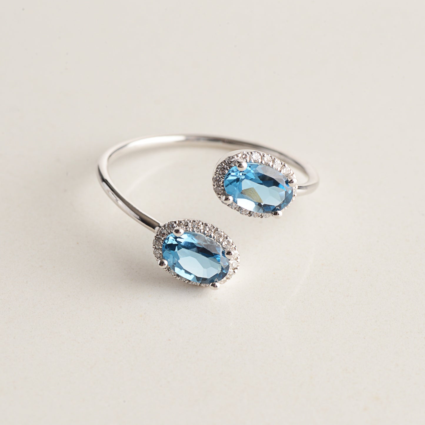 Anillo doble oval con Topacio azul.