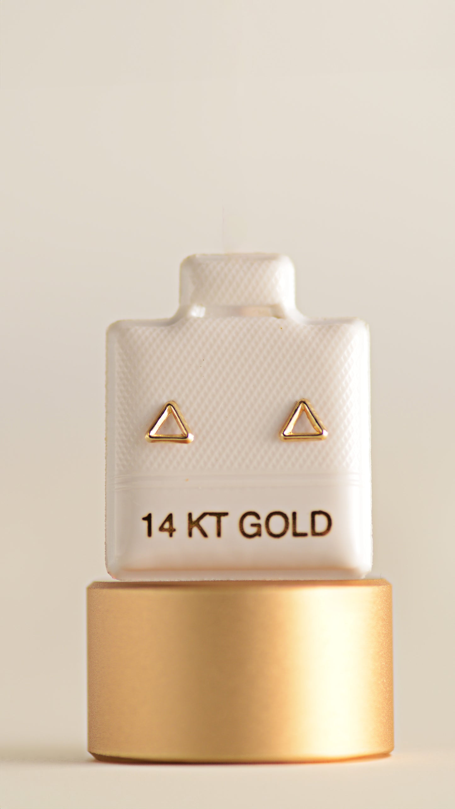 Broquel de triangulo hueco en oro amarillo de 14K